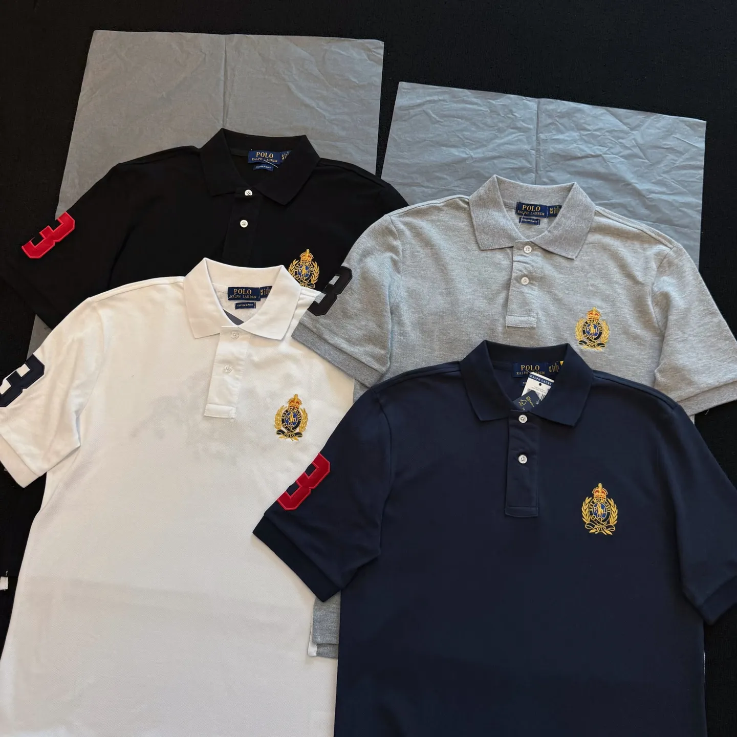 P186 Style No. RL03 (four colors) Ralph Lauren/Ralph Lauren Gold Label Badge Embroidered Malaysia Logo Lapel Polo Shirt T-shirt Short Sleeve Fabric 100% Piqué Cotton, Imported Embroidered Logo on the Chest, Customized Thread Collar, Malaysia Embroidery, The Highest Version, Suitable for Business and Casual Daily Use! 🌘Two-button placket, laser logo pearlescent resin buttons, cuffs and hem using double-thread sewing technology, different currency versions, full set of original three-label accessories!   SIZE #S~XXL Color#Black Navy Gray White